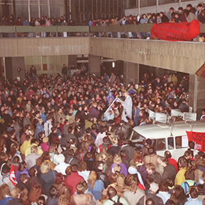 Studentenproteste im Januar 1991 gegen die Landesregierung, Innenhof der Karl-Marx-Universität
