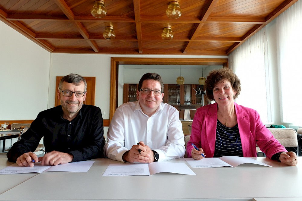 Jenas Uni-Präsident Walter Rosenthal (li.), Rektor der Uni Halle Christian Tietje und die Leipziger Rektorin Beate Schücking vor der Unterzeichnung am 11. Juni 2019 in Halle (Saale). Foto: Uni Halle / Maike Glöckner